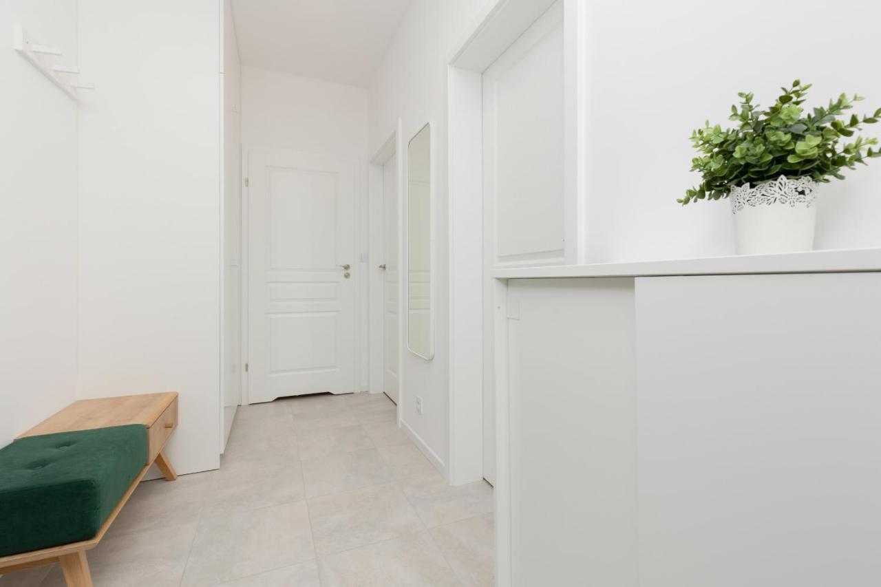 Stacja Wola Apartments With Parking By Noclegi Renters Warsawa Bagian luar foto